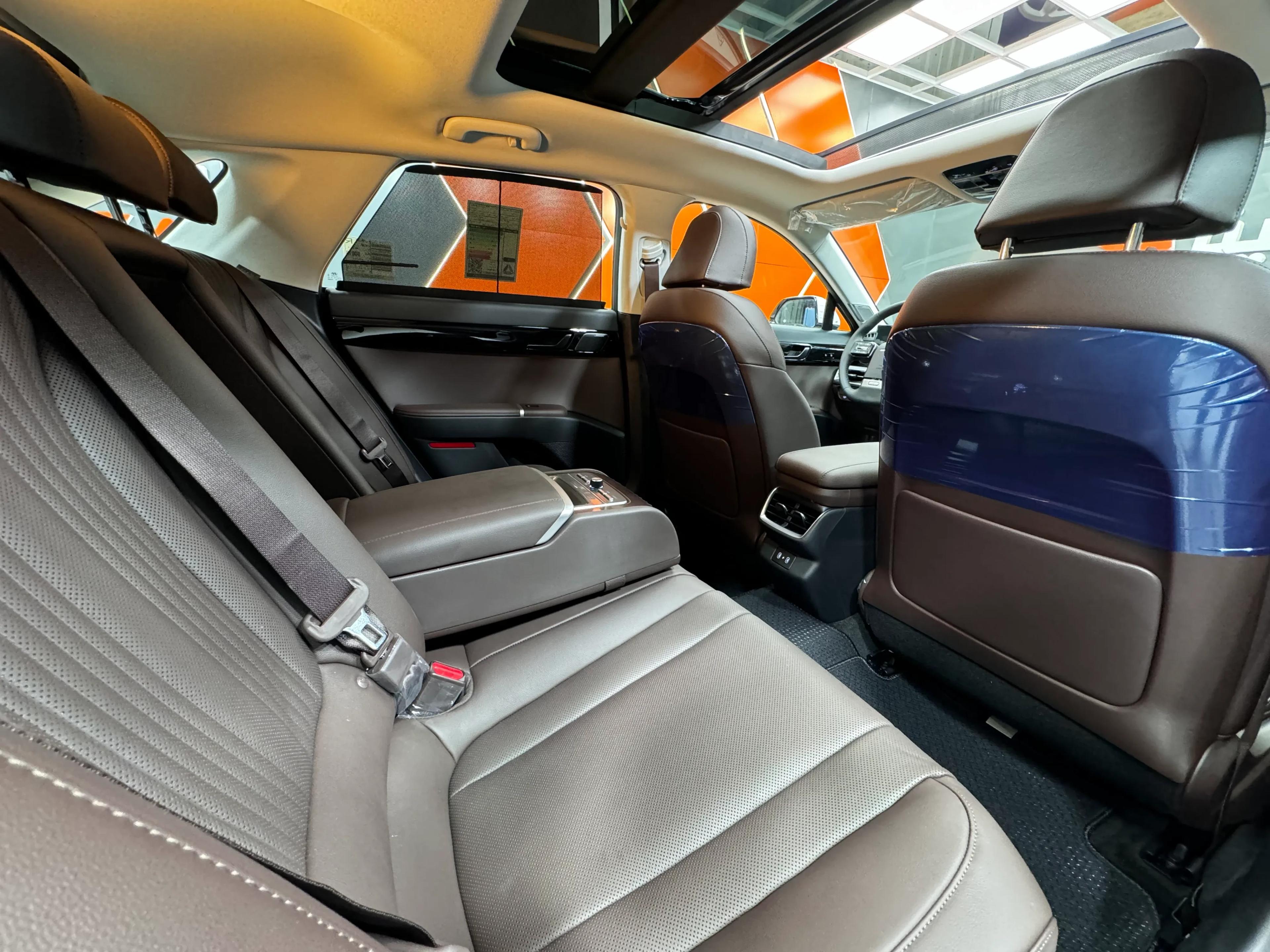 interior frontLeft